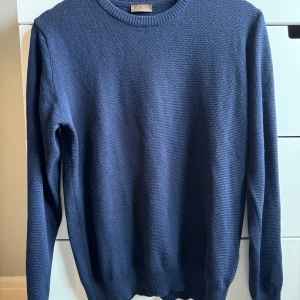 Merino ull tröja - En riktigt stilig Stenströms tröja. Materialet är 100% merino ull. Plagget är ett knappt använt skick. Ny pris ca 1700kr. Sitter som S/M.