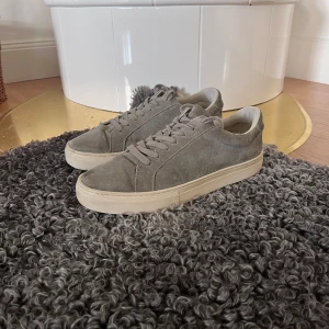 Vagabond Skor - Säljer mina gråa Vagabond skor i storleken 44. Skorna är sparsamt använda men finns tecken på användning såklart. Skorna är perfekta nu till hösten, tveka inte att höra av dig och priset är inte hugget i sten. 