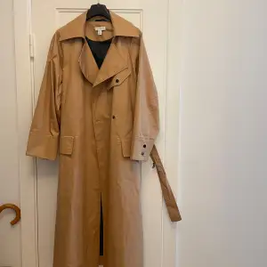 Trenchcoat den topshop. Använd tre gånger, så gott som ny. Passar 36/38. Kostade 1400kr nypris. 