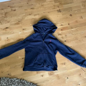 Polo zip hoodie - Nästan helt ny polo ralph lauren zip up i storlek S. Nypris:1800 Mitt pris:850 Skick: 9,5/10  Fraktar inom 24 timmar 😀