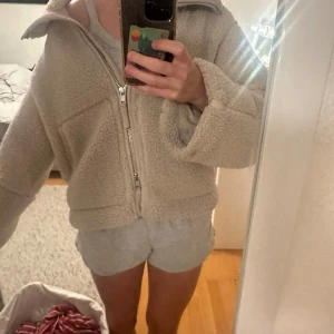 Teddy jacka  - Teddy jacka från hm, som köptes i våra. Inga tecken på slitage. Jackan är slutsåld på hemsidan, säljer endast vid bra vid bra bud. Kom privat för fler frågor🤍