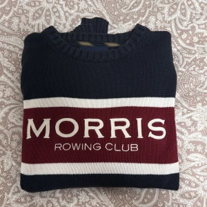 Morris Stickad Tröja - En svart stickad tröja i gott skick från svenska varumärket Morris tillverkad av 100% bomull. Ordinariepriset ligger på mellan 1200-1500kr. Använt endast en säsong.