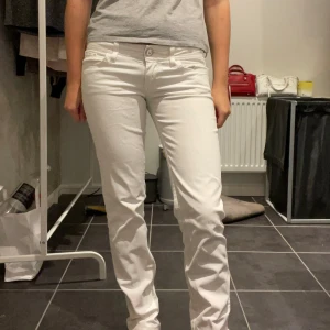 Vita lågmidjade jeans - Säljer mina lågmidjade jeans i storlek 27/32! Super fint skick!💕