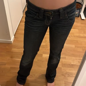 Lee jeans - Säljer mina jeans från Lee. Super snygga lite mer rak bootcut med perfekt lågmidja. Kom gärna med prisförslag!