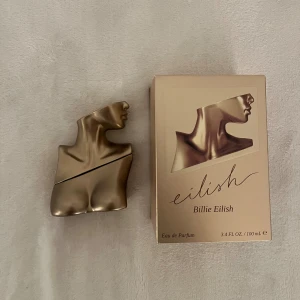 Billie Eilish parfym  - Hej säljer min billie eilish parfym eftersom den är inte min smak. Köptes på Lyko . 100ml jag har sprayat den 3 gånger så väldigt lite användning. Hör av er om ni har frågor. Kan sänka pris
