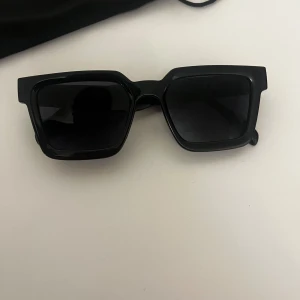 Solglasögon från ZIGN - Solglasögon från ZIGN.  Säljer dem eftersom jag aldrig använder dem, använt dem max 3 gånger. Rök och djurfritt hem 