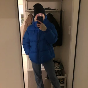 Blå pufferjacka - Väldigt bra skick, inte använd mycket men inte helt oanvänd 
