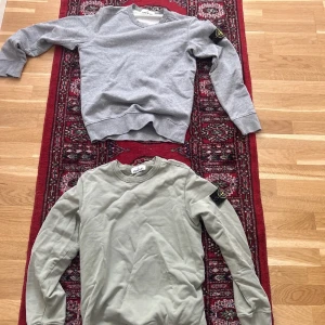Stone island tröja  - Säljer min oliv gröna stone island tröja  (Inte gråa)  Hyfsat skick därav priset men mkt kvar å ge Lite defekt på armbågen de bild. Såklart äkta
