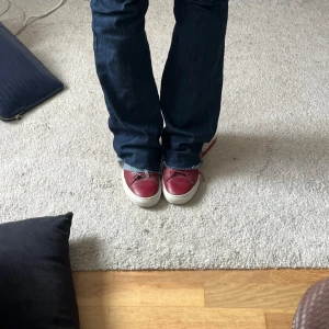 Vinröda sneakers - Galet snygga vinröda arigatos! Säljer då de inte kommer till användning längre. Arigato texten är tyväär avskavd men lädret är fortfarande i bra skick och färgen säljs inte längre💘