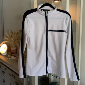 J. Lindeberg storlek S - Storlek S , sportig tröja med dragkedja från J Lindeberg bra skick