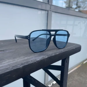 Solglasögon  - Helt nya solglasögon i färgen blå som är riktigt feta .