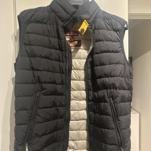 Svart dunväst från Parajumpers - Säljer en svart dunväst från Parajumpers i storlek L. Västen är superlätt och perfekt för höst och vår. Använd fåtal gånger i ny skick också ( äkta) 