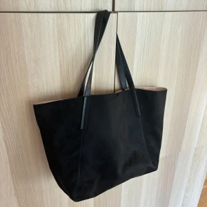 sammet väska - säljer nu min svarta väska från hm, jättefin i sammetliknande tyg fast tjockt material, fint skick, typ 30x40 💕💕