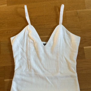 Vit body - Säljer en vit ribbstickad body från Bikbok. Axelbanden är justerbara. Pris kan diskuteras.