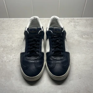 Valentino Flycrew  - Säljer mina tvärfeta Valentino Flycrew i marinblå färgen, dom är i läder material och passar 43-45 i storlek, dom är i nyskick utan att några spikar har  lossnat på varje sko! Vid fler frågor osv fråga gärna!