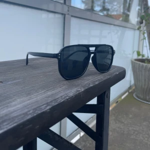 solglasögon  - Säljer dessa helt nya solglasögon som är riktigt feta