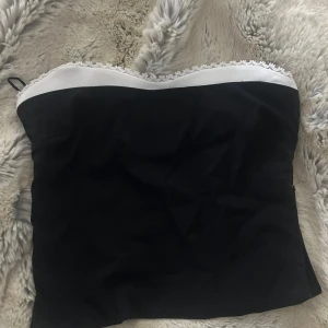 Zara topp - Jätte gullig zara topp. Köptes nyodlingen i Spanien, vet ej om den kommit till Sverige ännu. Storlek M men liten i storleken 