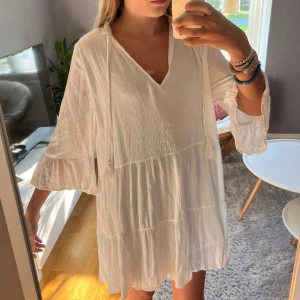 Fin klänning - Säljer denna fina kjolen då den tyvärr inte kommer till användning! Jätte fin klänning från New Yorker i storlek 40! HELT NY!