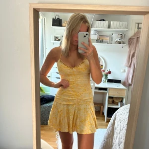 Gul och mönstrad klänning  - Sommarklänning i mycket fint skick. Knappt använd