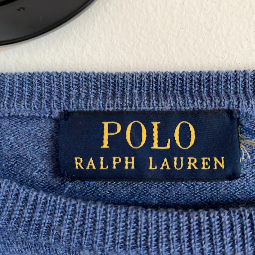 Säljer denna snygga ralph lauren tröjan som passar perfekt på hösten och vintern. Den är i super bra skick.. Hoodies.