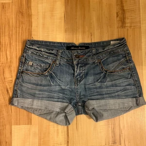 Lågmidjade shorts  - Lågmidjade shorts från House denim, storlek:W28, L32.  Köpte för 500kr, aldrig använda. Säljer då de är lite för små. Skriv för mer information 💞💕