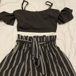 Matchade sätt - Jättefint matchade sätt!🥰 En svart crop tröja med matchade randiga shorts och ett snöre bälte till.💕