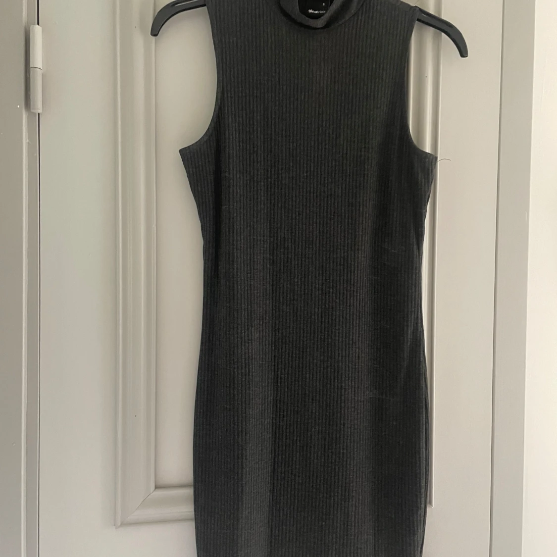 Grå ribbad klänning från Gina Tricot