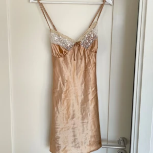 Vintage nattlinne - Vintage nattlinne i champange färg med flera detaljer. Observera en liten svart fläck på andra bilden, syns dock inte jättemycket. 