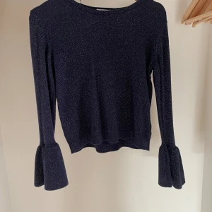 En mörkblå tröja från hm  - Bra skick, köpte den vintage 