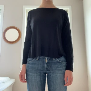 Svart långärmad tröja  - En så söt svart långärmad tröja med jätteskönt material eftersom den är väldigt tunn. Kommer tyvärr inte till använding och är knappt använd. Köpt för 300 kr på zara och i väldigt bra skick. 