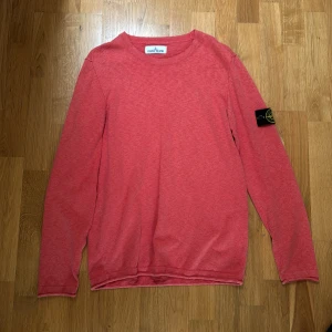 Stone island sweatshirt - Säljer nu denna tröja i lite tropisk färg Storlek M 8/10 i Skick