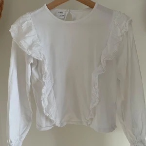 En vit blus från zara  - Bra skick