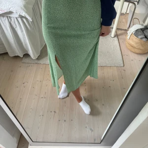 Blommig långkjol - Superfin grön blommig långkjol köpt från HM. Precis som ny, sparsamt använd. Säljer pga kommer ej till användning längre.