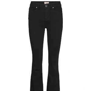 Svarta Utsvängda Jeans - Säljer nu dessa jätte fina svarta medel/lågmidjade jeans ifrån Vero Moda🥰 de är i storlek XS med längd 32 och är endast använda en gång, de är stretchiga och sköna i materialet och är väldigt snygga nu inför hösten🥰nypris:500kr