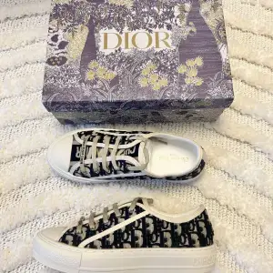  Säljer mina nya dior sneakers som jag fått i present, storlek 38 som motsvarar 23,5 cm i innermått 🩷 skolåda, papperspåse, extra skosnöre och dust bag medföljer 🌸