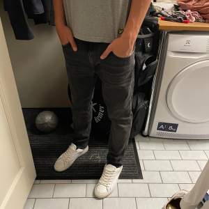 Snygga nudie jeans i modellen lean Dean. Storleken 32/30 och i sicket 9/10 pga att dem knappt är använda. Skriv gärna vid intresse, pris kan diskuteras