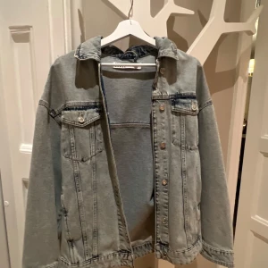 Jeansjacka Zara - Jeansjacka från Zarah storlek S💕
