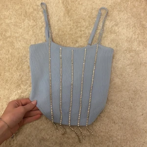 Topp - Ljusblå topp med diamanter. Justerbara band och stretchigt material. Aldrig använd endast testad. Råkade bli en liten noppra längst ned när jag testade tröjan (finns bild) men inget som syns. Vid fler bilder/frågor skriv! Prisförslag tas emot❤️