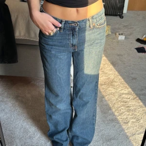 Jeans GinaTricot - Gina Tricots jeans i ”low straight” i storlek 32. Aldrig använda och i nyskick. Hör av er för frågor!!!