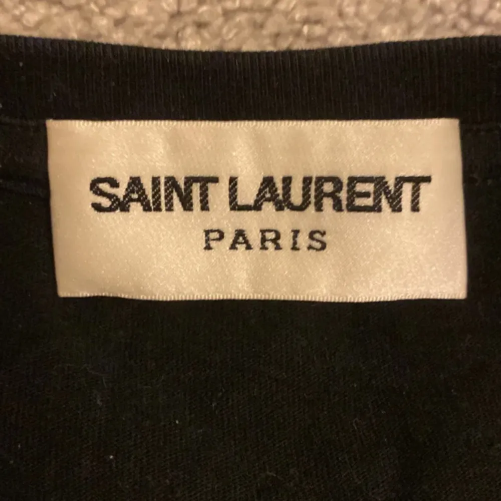 Saint Laurent t shirt i storlek S jag är 185 och den är lite för liten för mig och den är naturligt vis riktig.  🛑priset går att förhandla 🛑. T-shirts.