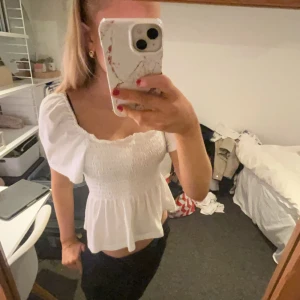 fin topp - säljer denna super fina toppen från hm! Kommer inte till andvändning. St Xs! Skriv vid frågor❤️ 