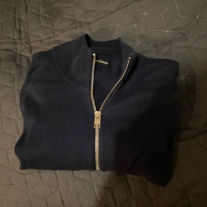 Full zip stickad tröja - Nästintill oanvänd Jack & Jones full-zip tröja som passar perfekt under västen och jackan nu till hösten. Är i storlek M men passar strl S också🙌🏼