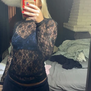 Svart spets topp - En svart spetstopp, köpt secondhand så vet ej vart den kommer ifrån. Storlek S