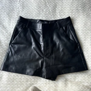 Zara skinnshorts - Supersnygga svarta shorts från zara. Storlek S 🙌🏼💕 nyskick