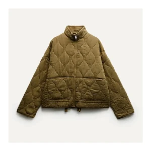 Zara jacka  - Quiltad jacka från Zara, slutsåld färg. Fint skick bortsett från en mindre defekt. Storlek S men passar flera?  OBS lappen är ej kvar, nypris 850 kr. 