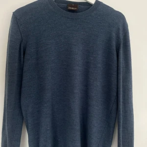Oscar jacobsson Merinotröja - As nice blå Oscar Jacobsson tröja i merinoull. Passar S/M. Använd men i väldigt bra skick! Hör av er vid frågor! 😁