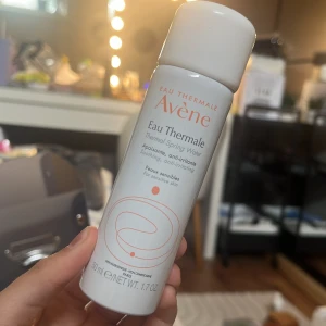 Avène Thermal Spring Water - Detta är en produkt som är till för om du bränt dig. Du sprutar detta på där du bränt dig och så svalkar det och känns bättre. Har själv aldrig testat men den är till för det.👍💘