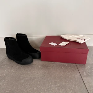 BALLY Skor  - Hej! Säljer nu dessa extremt sällsynta BALLY skor. Skorna är i nyskick och endast testade inomhus. Stolek 41 men passar även 42. Ny pris på dessa är: 6000kr Vid frågor är det bara att höra av sig;)  