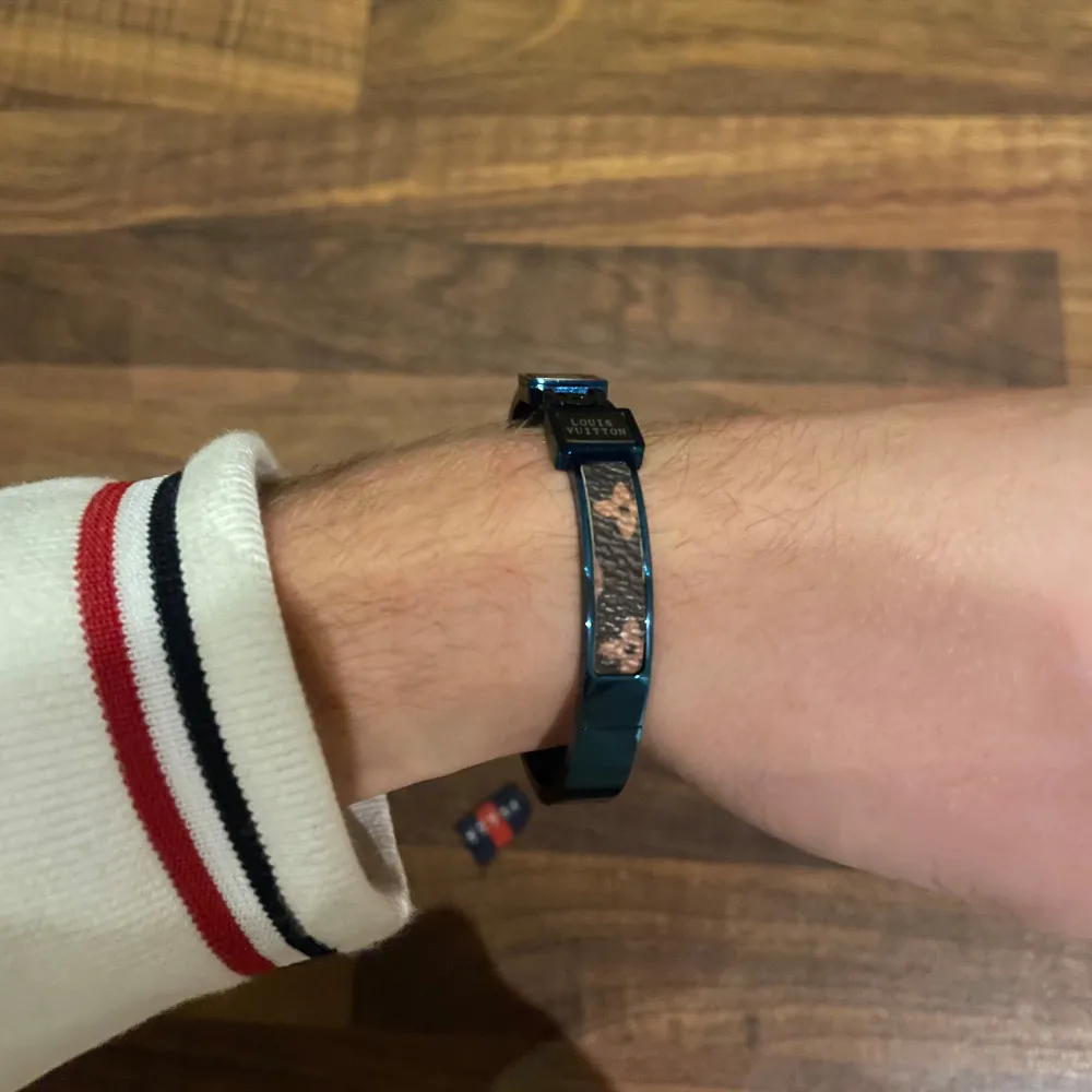 LV armband mörk blå ny . Övrigt.