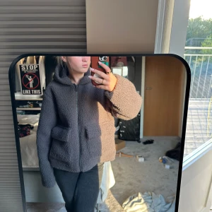 Teddyjacka ZARA - Teddyjacka från Zaras barnavdelning i storlek 164 (motsvarar XS/S). Superfin, nyskick. Hör av er för frågor!!!